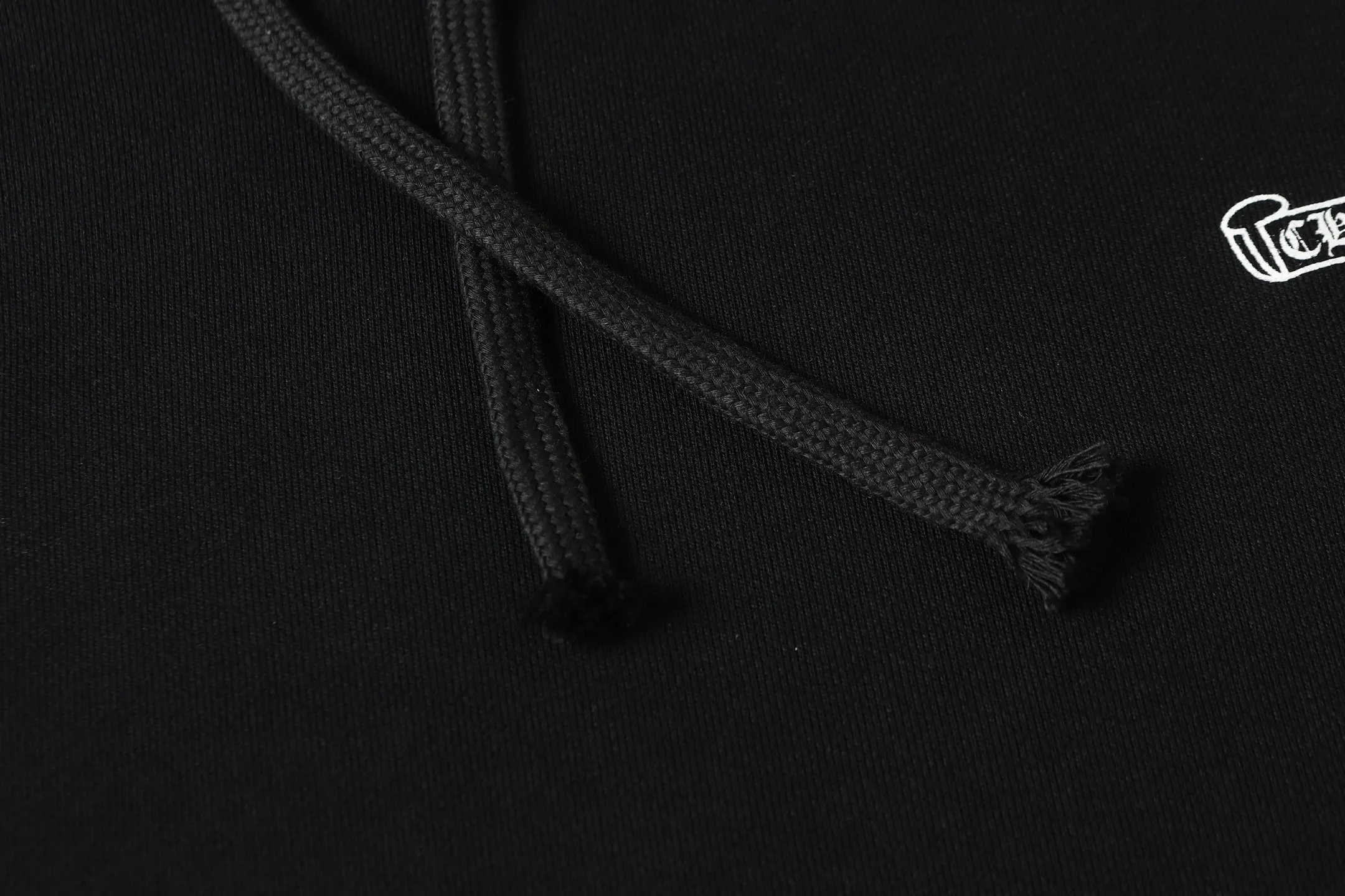 P240 3124 cross-border running quantity model. If you are pursuing quality, please do not place an order. -Chrome Hearts/Chrome Hearts colorful Sanskrit printed hooded sweatshirt -High weight, high density and high quality. The wool is soft, delicate and skin-friendly. It feels soft and silky. It has excellent warmth and skin-friendly properties. -Size: S M L XL